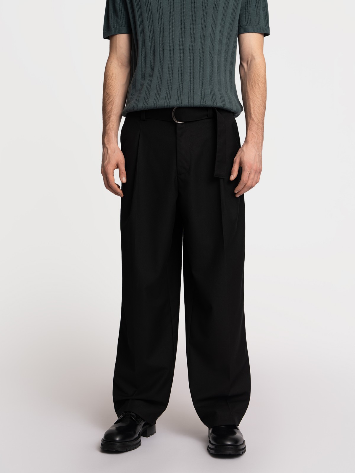 Брюки силуэта Comfort со стрелками и поясом