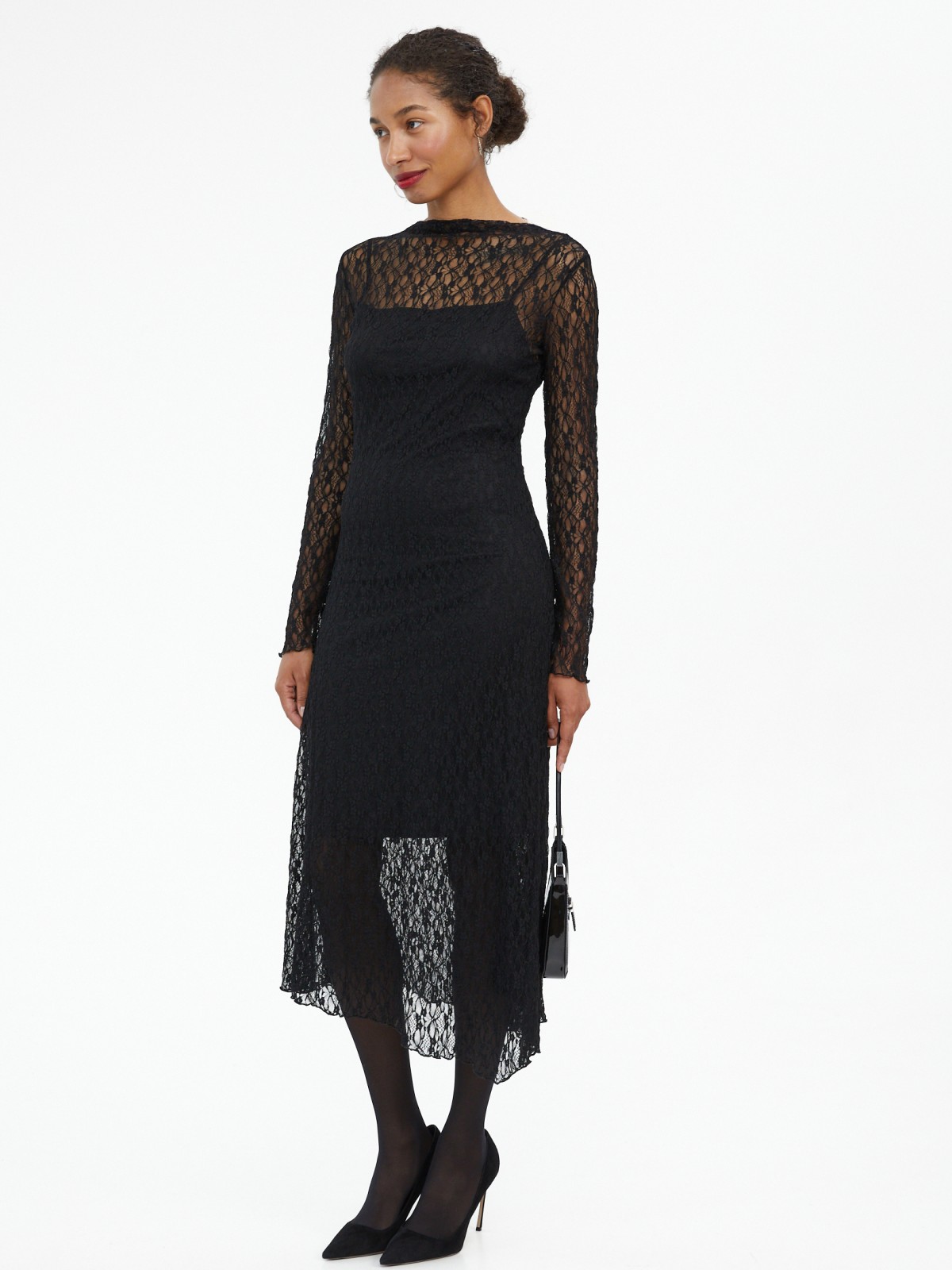 Асимметричное платье из кружева с нижней комбинацией