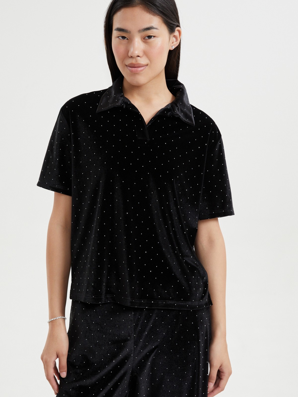 Нарядный бархатный джемпер поло со стразами