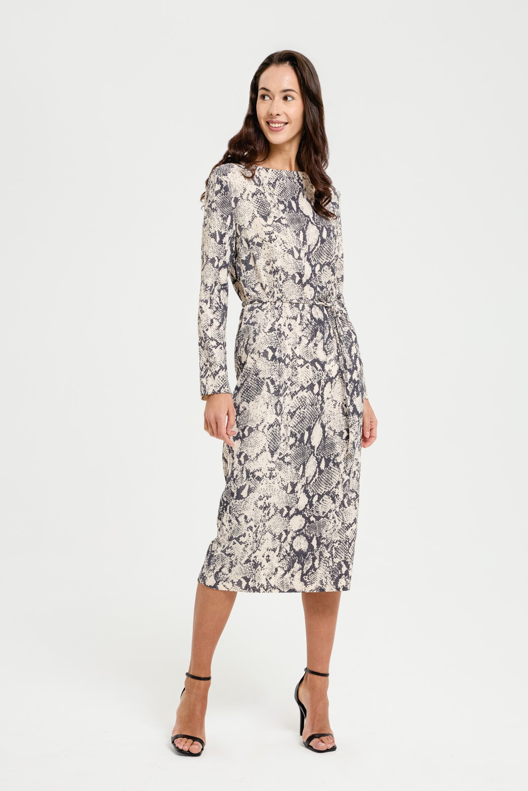 Трикотажное платье миди с принтом и поясом