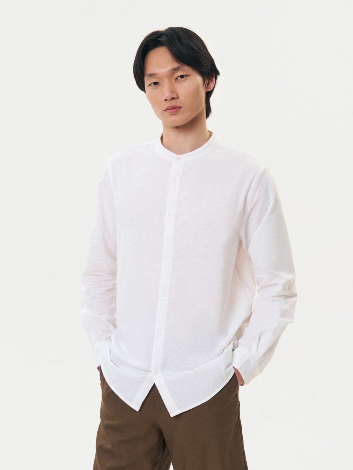 Льняная рубашка с воротником-стойкой