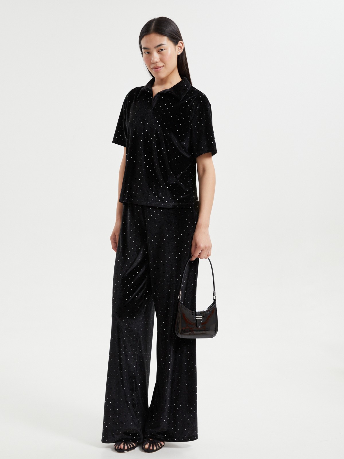 Нарядный бархатный джемпер поло со стразами