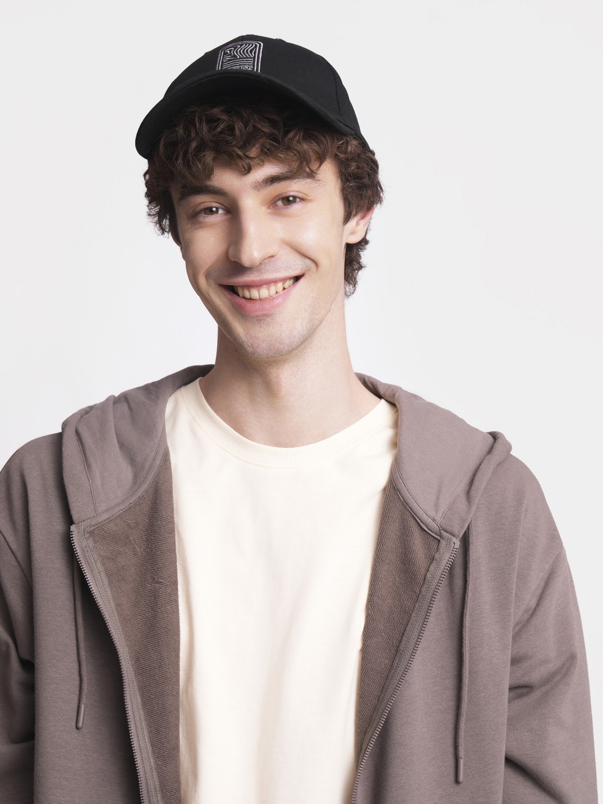 Тканевая бейсболка с полукруглым козырьком