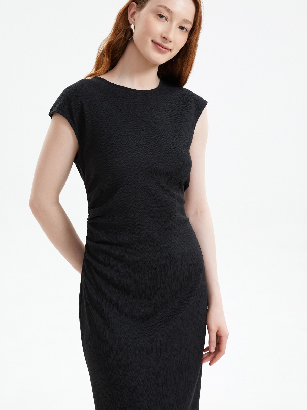 Платье миди без рукавов с драпировкой