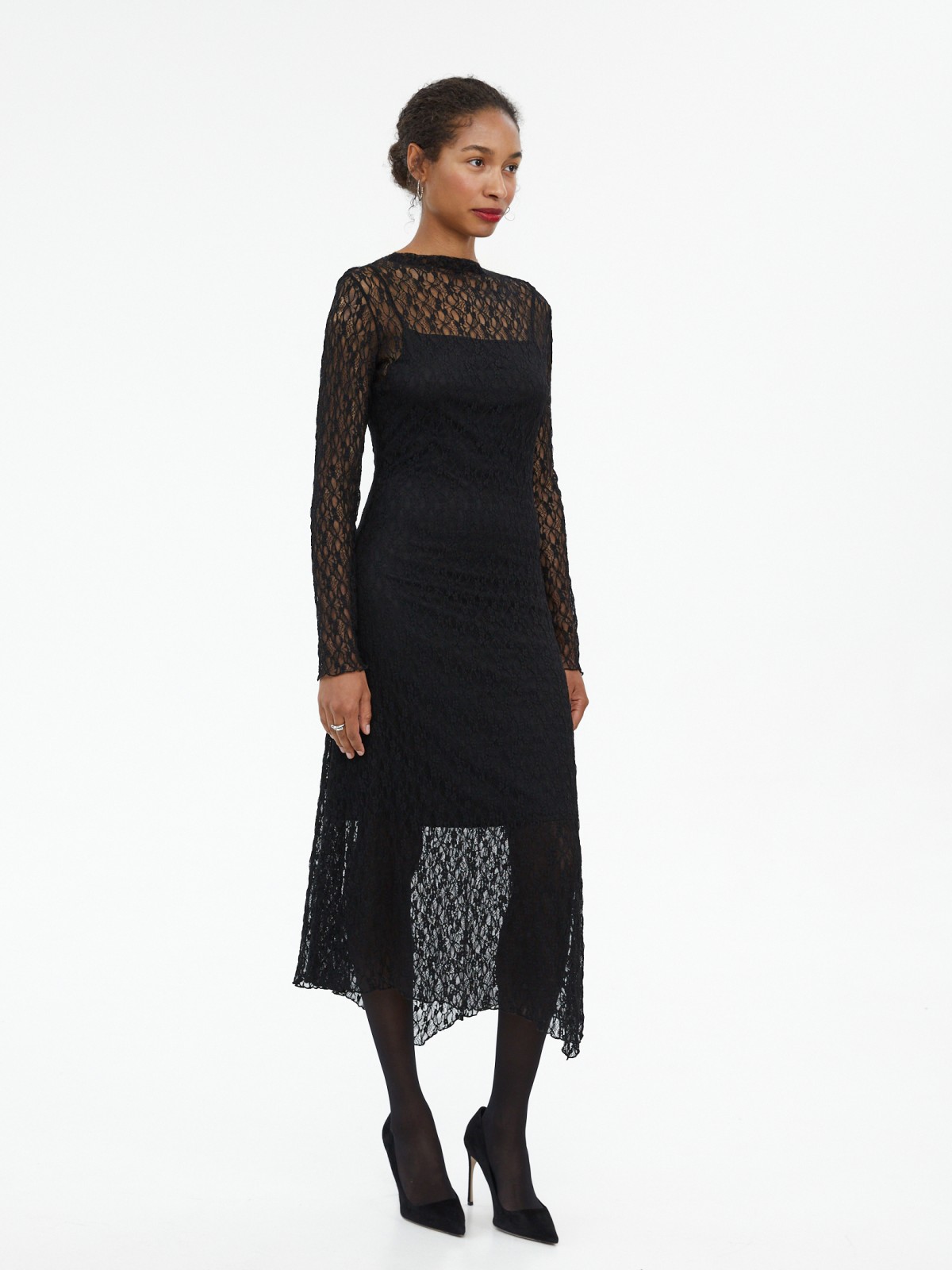 Асимметричное платье из кружева с нижней комбинацией