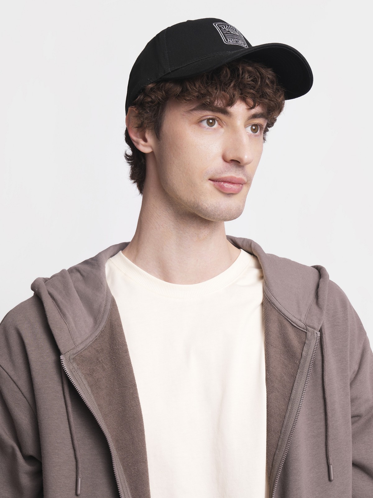 Тканевая бейсболка с полукруглым козырьком