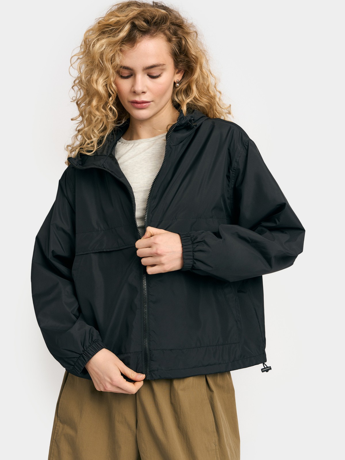 Куртка-ветровка с капюшоном без утеплителя