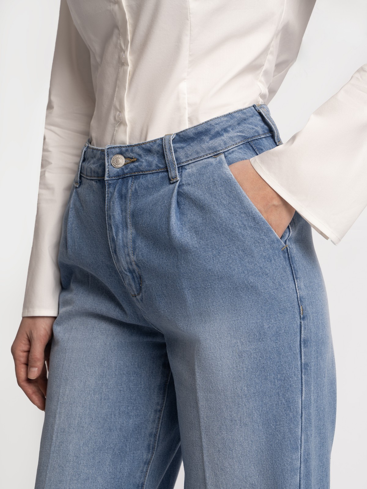 Джинсы силуэта Wide со стрелками