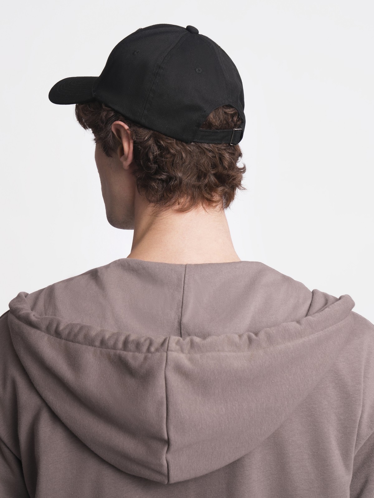 Тканевая бейсболка с полукруглым козырьком