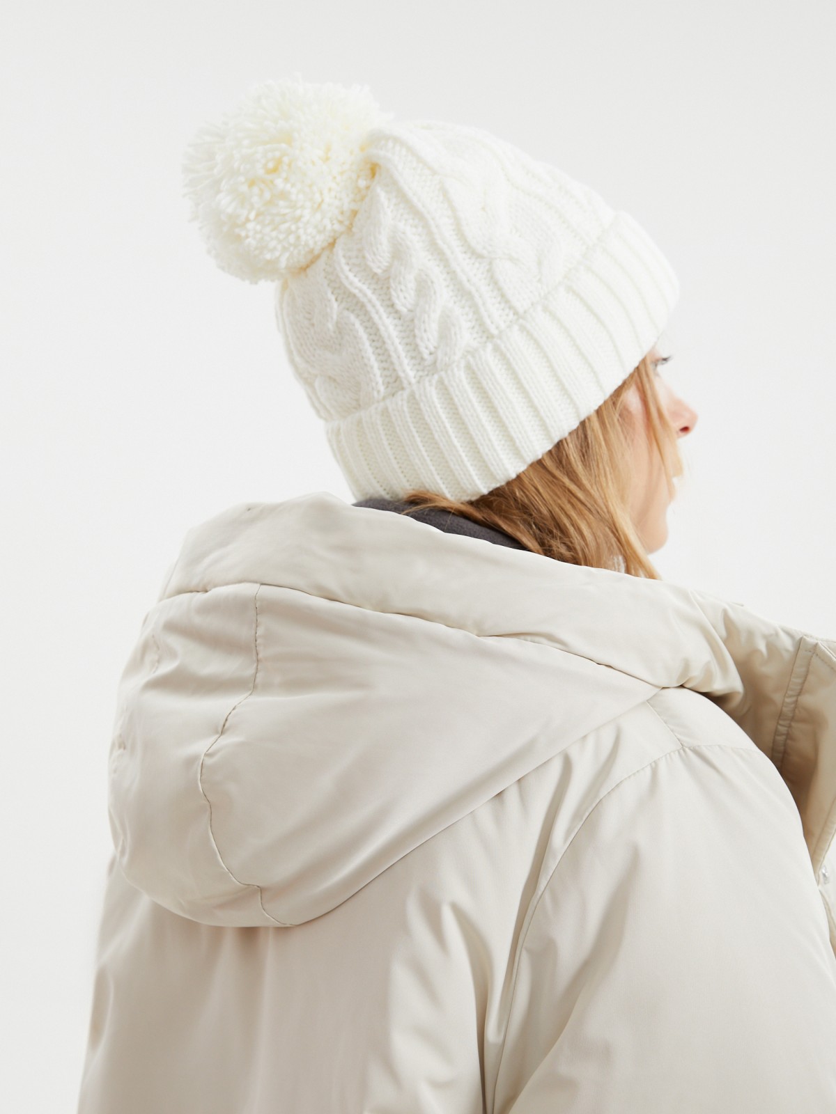 Тёплая вязаная шапка-бини с помпоном и флисом