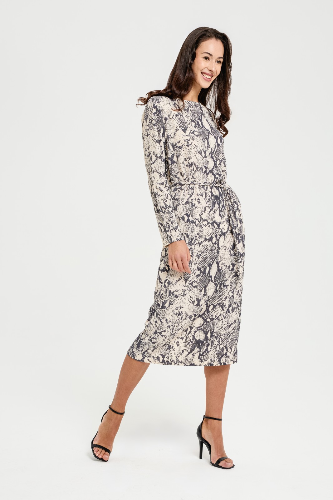 Трикотажное платье миди с принтом и поясом