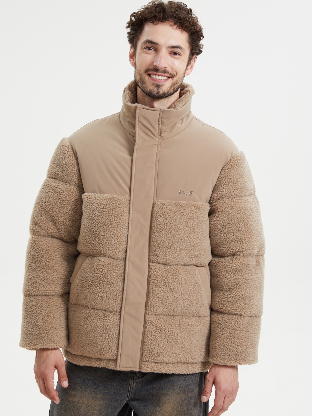 Тёплая куртка с высоким горлом и экомехом