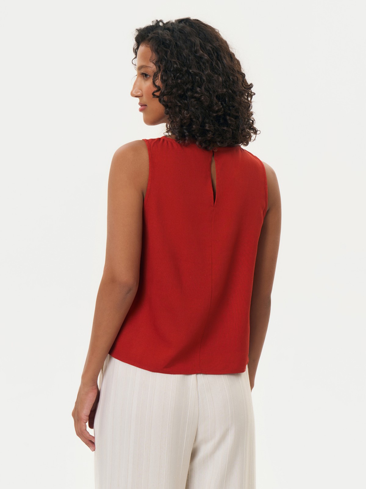 Блузка без рукавов