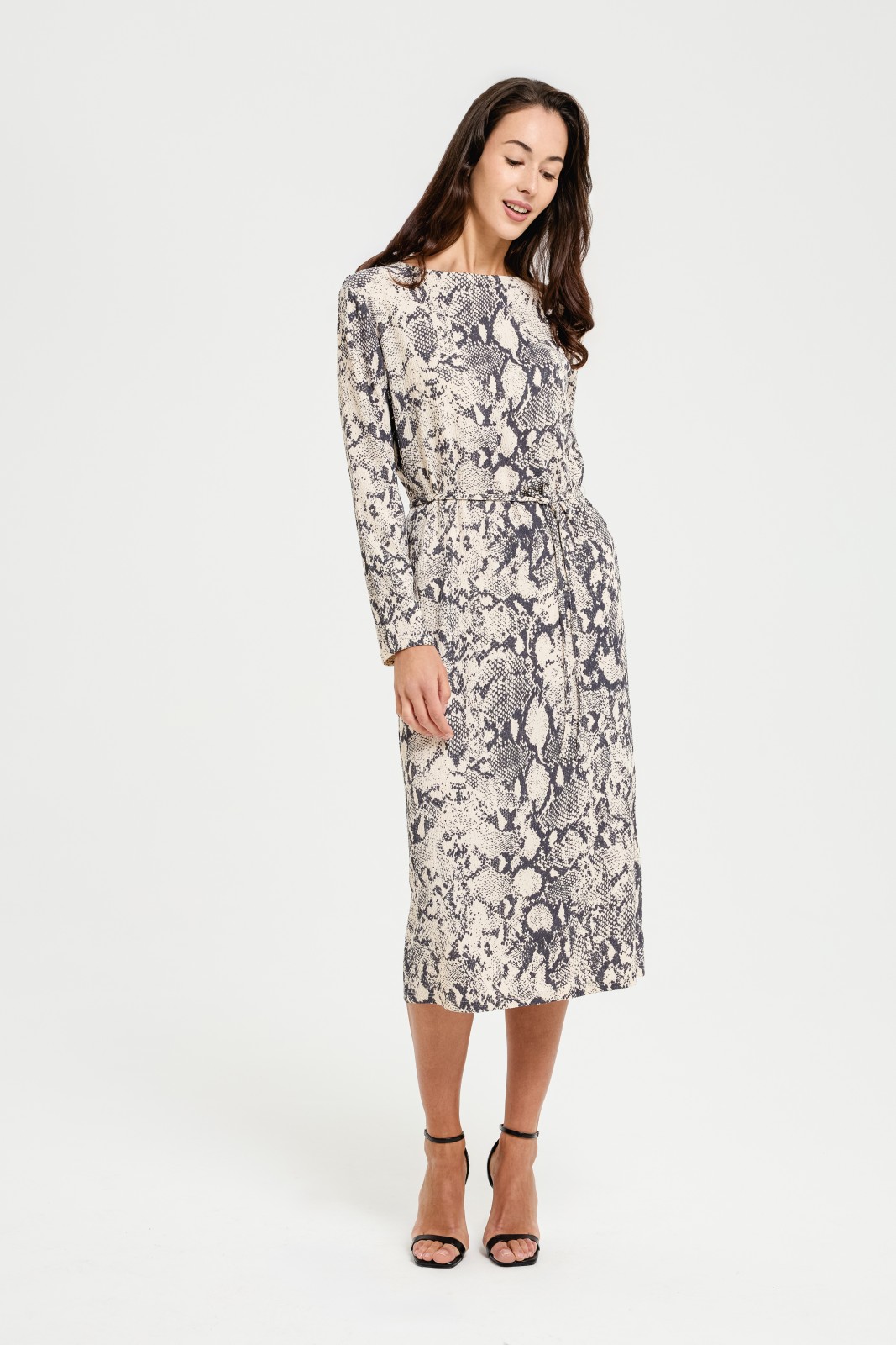 Трикотажное платье миди с принтом и поясом