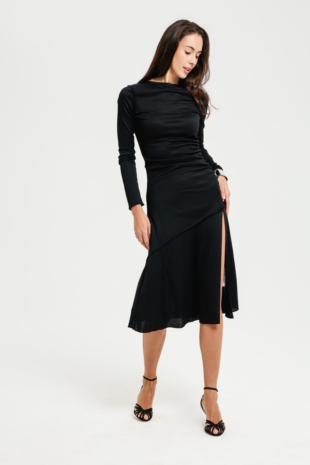 Трикотажное платье миди с разрезом