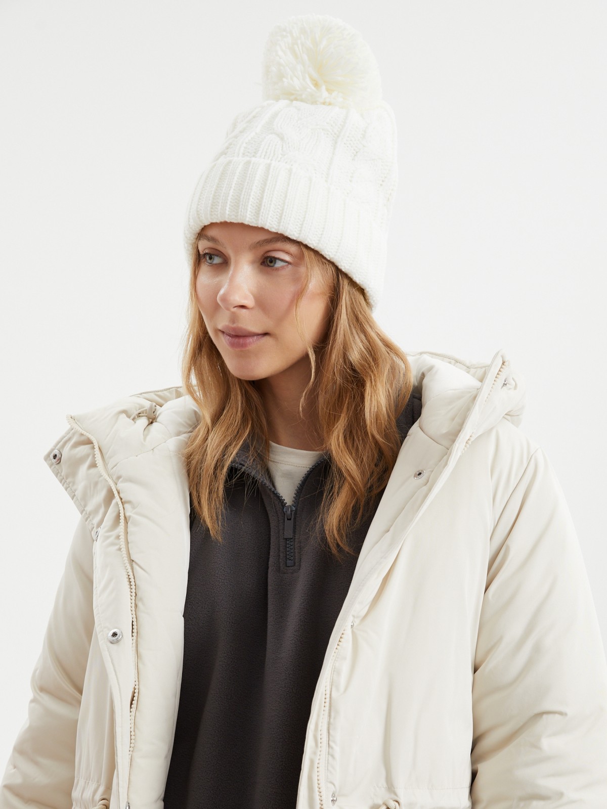 Тёплая вязаная шапка-бини с помпоном и флисом