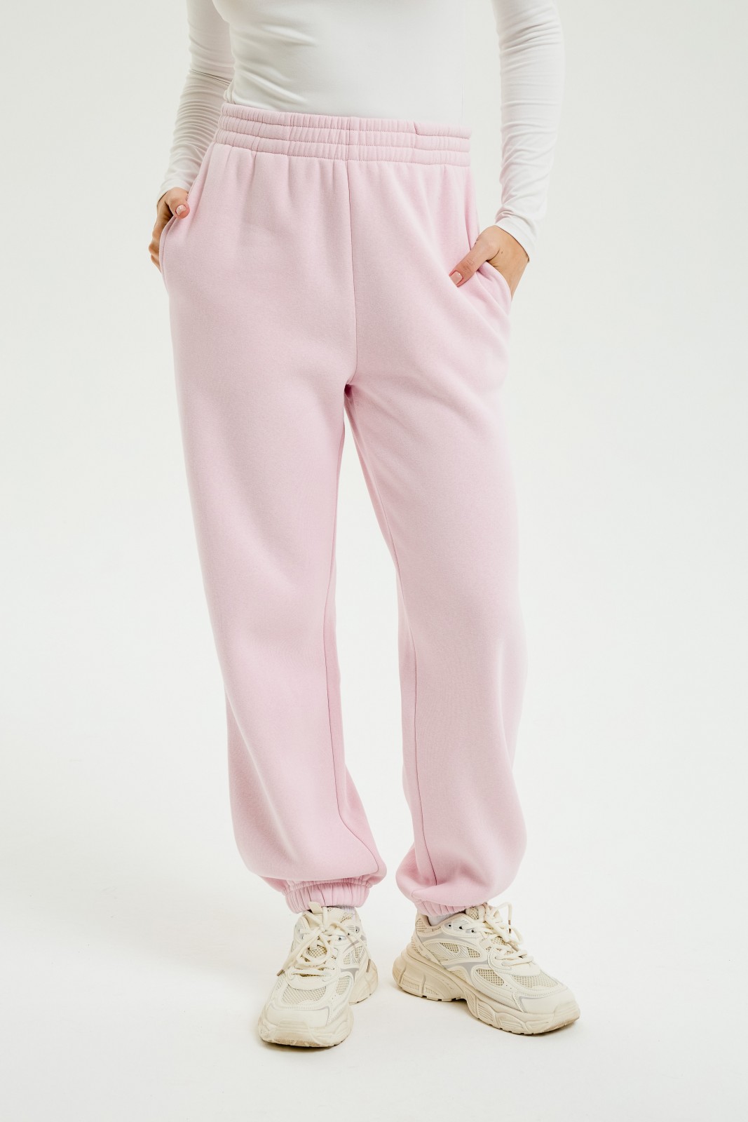 Утеплённые брюки-джоггеры на резинке