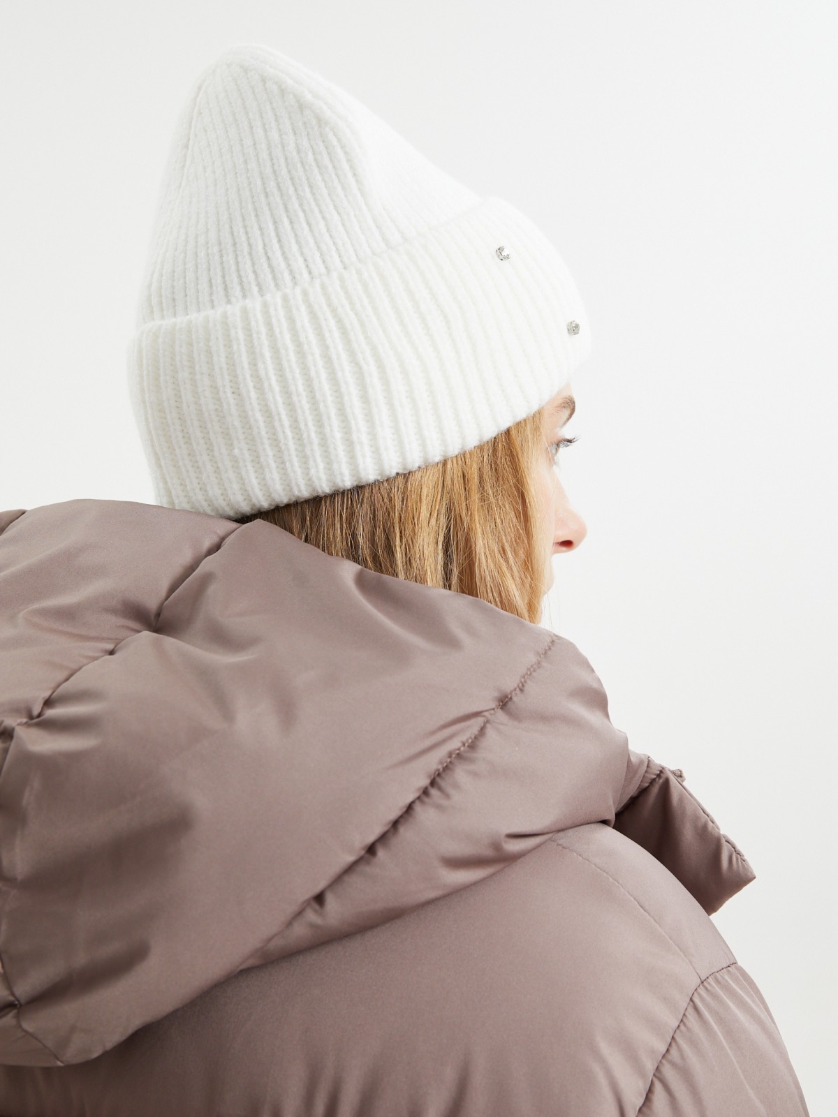 Вязаная шапка-бини со стразами