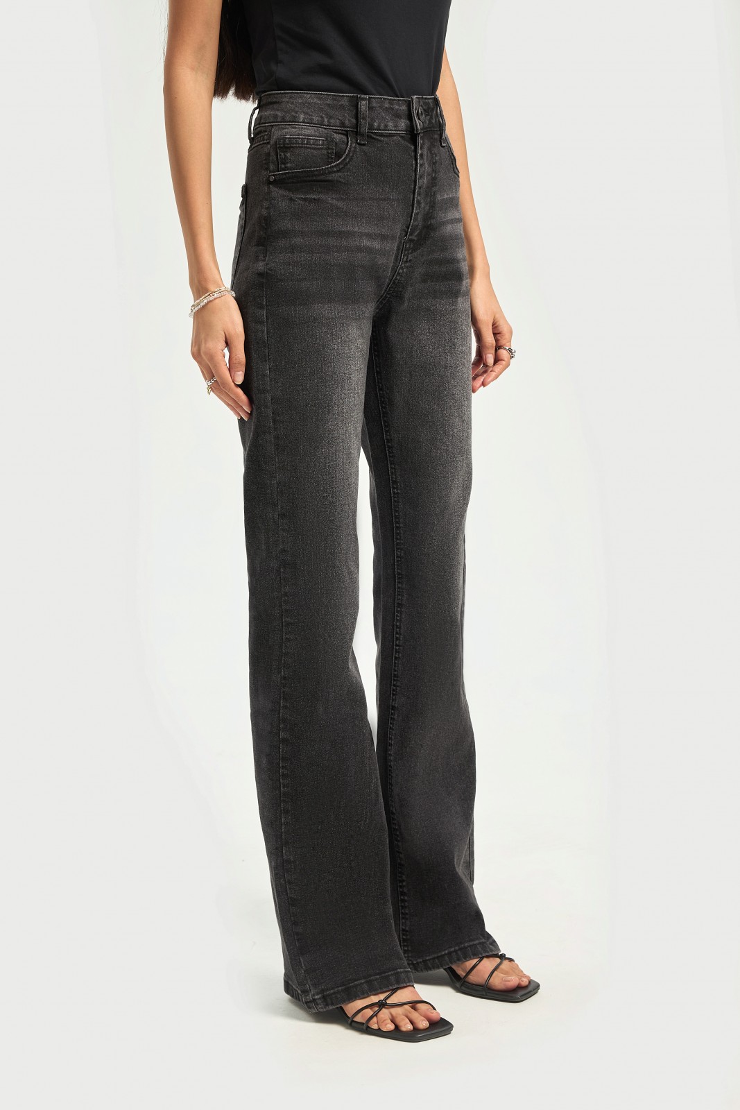 Джинсы силуэта Bootcut со средней посадкой