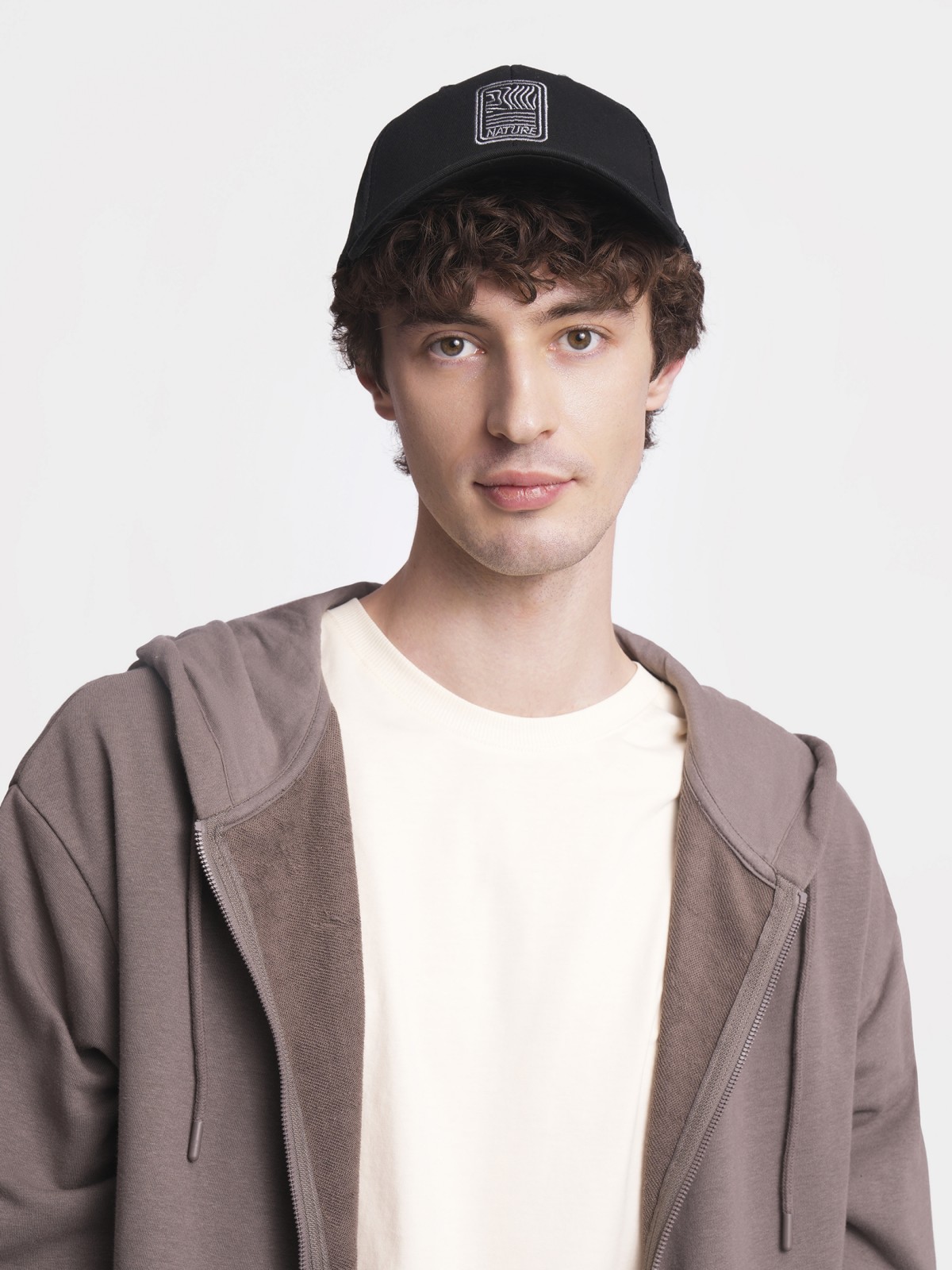 Тканевая бейсболка с полукруглым козырьком