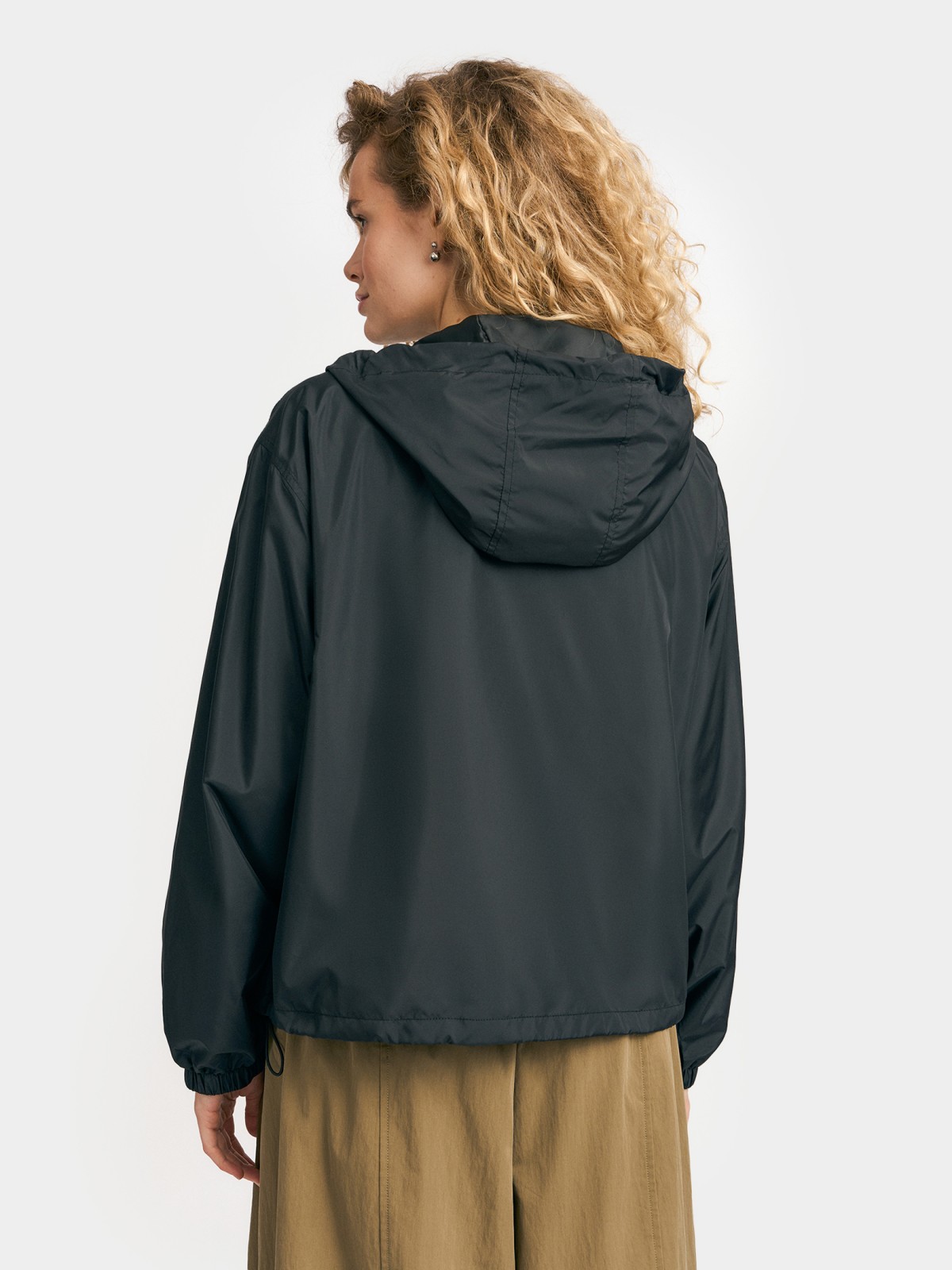 Куртка-ветровка с капюшоном без утеплителя