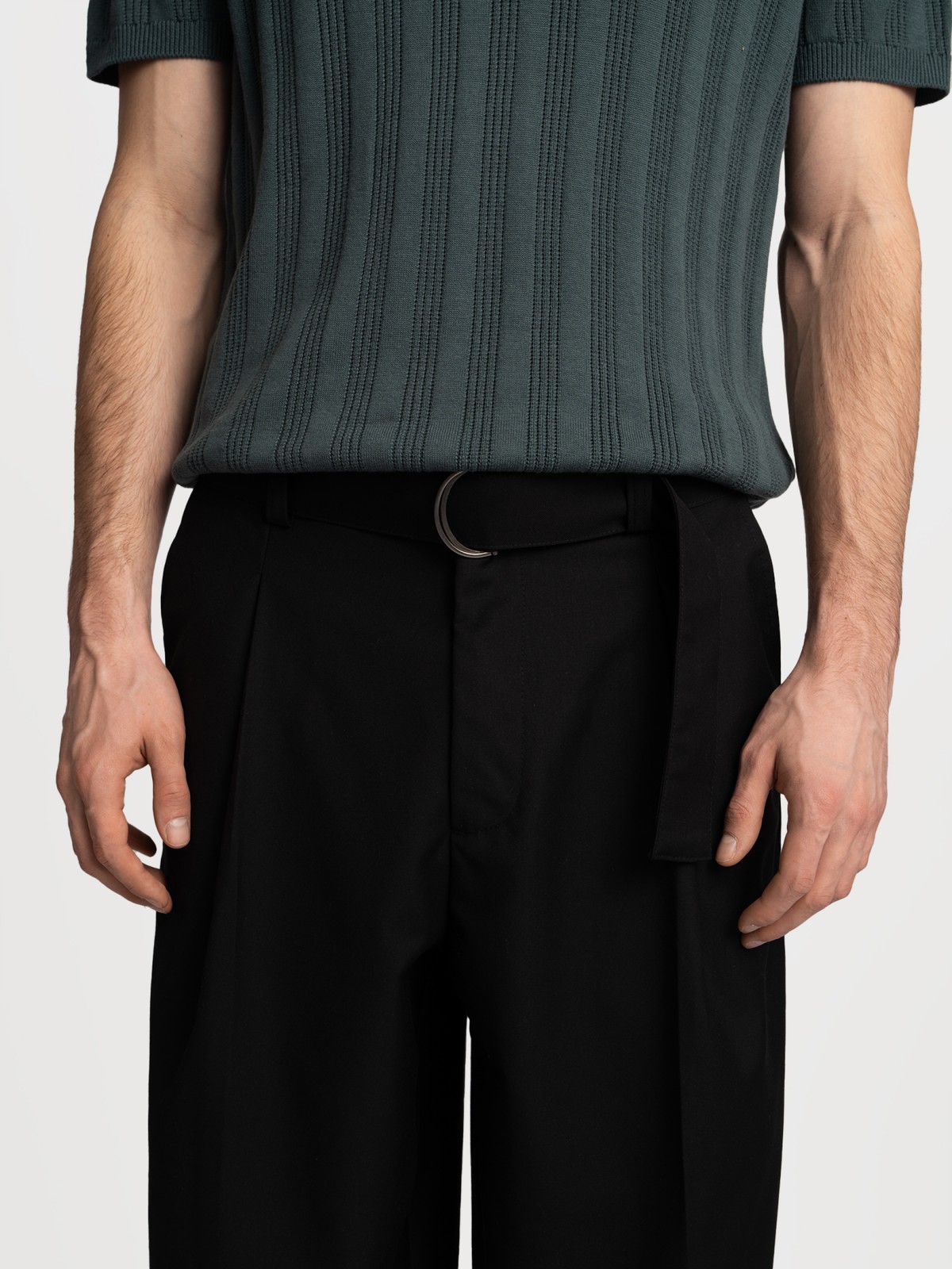 Брюки силуэта Comfort со стрелками и поясом