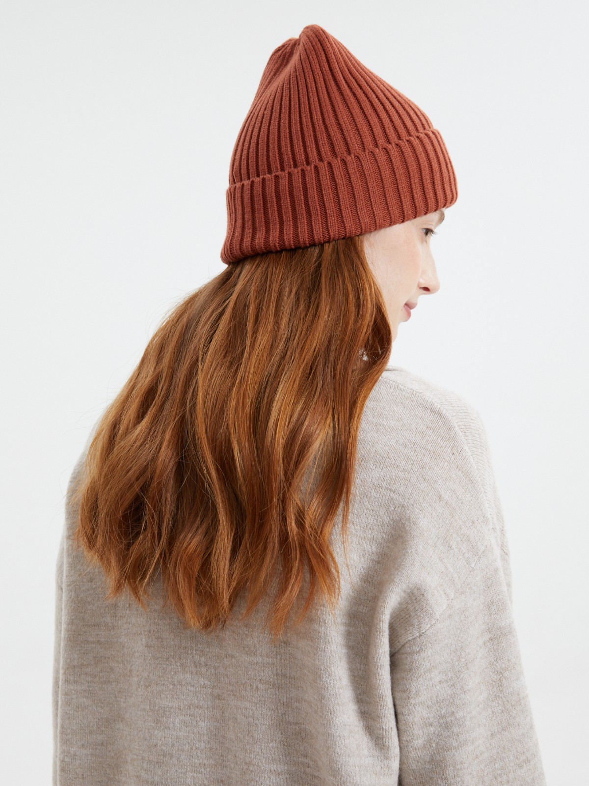 Вязаная шапка-бини с отворотом