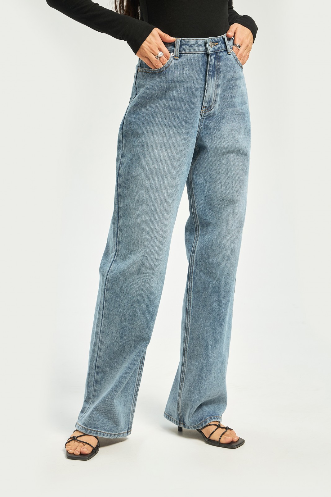 Джинсы силуэта Wide