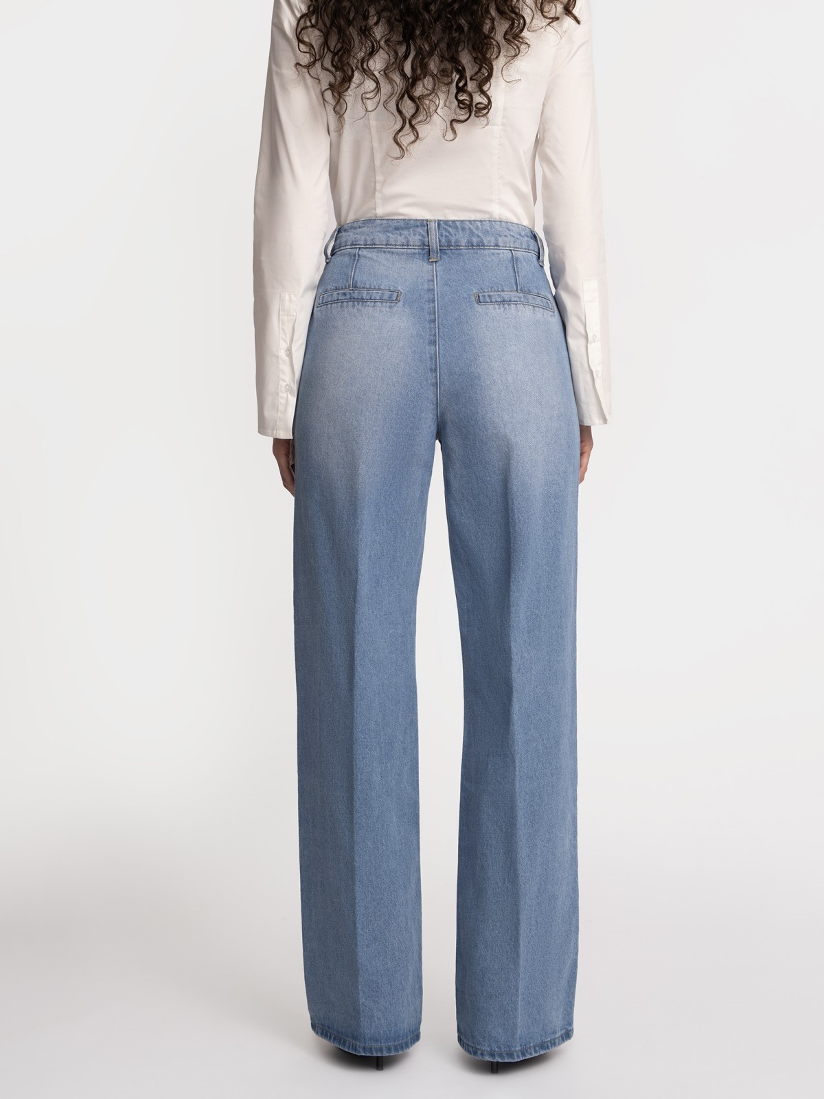 Джинсы силуэта Wide со стрелками