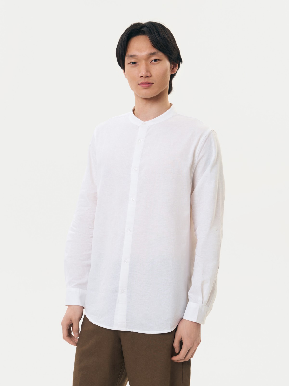 Льняная рубашка с воротником-стойкой