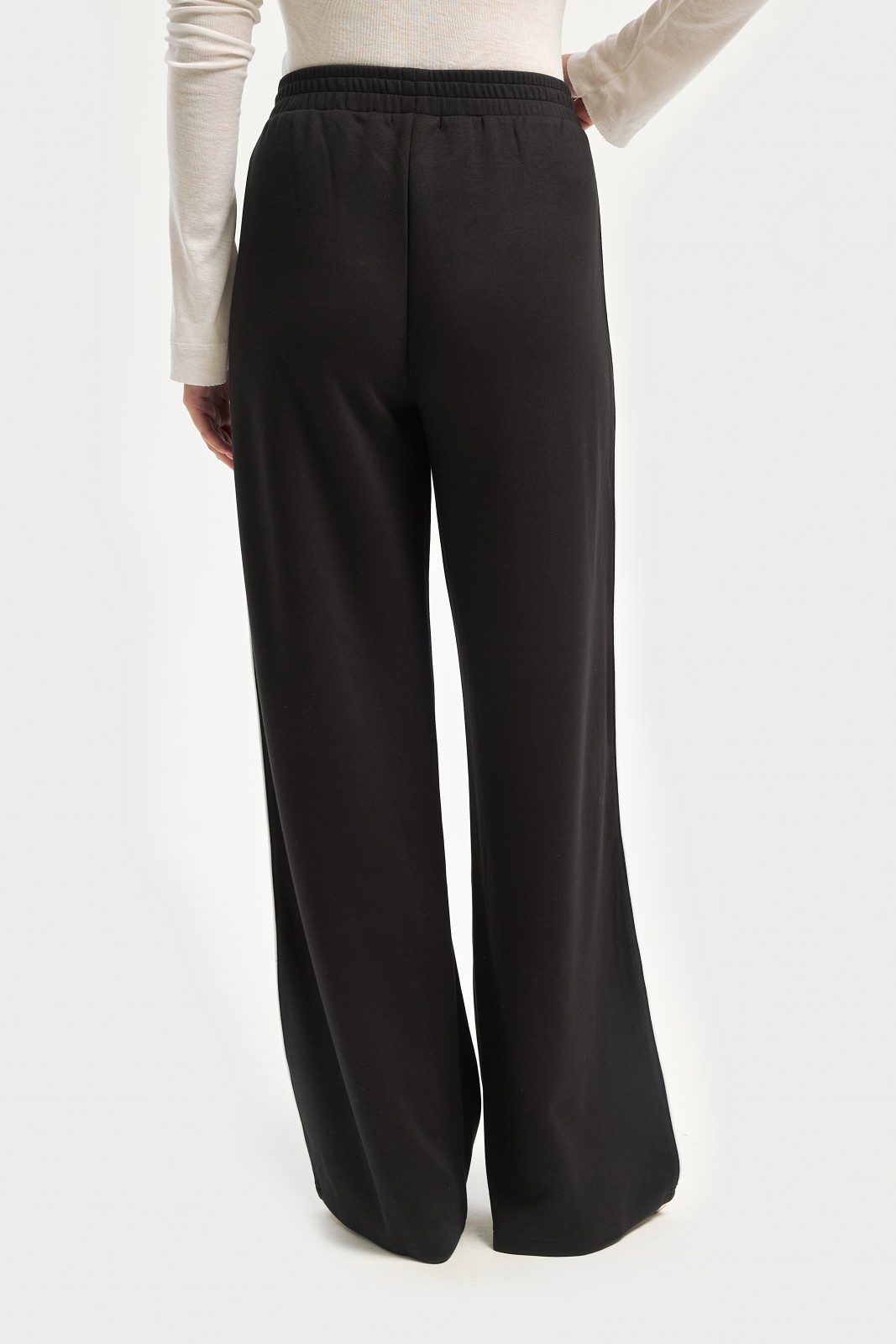 Трикотажные брюки на резинке