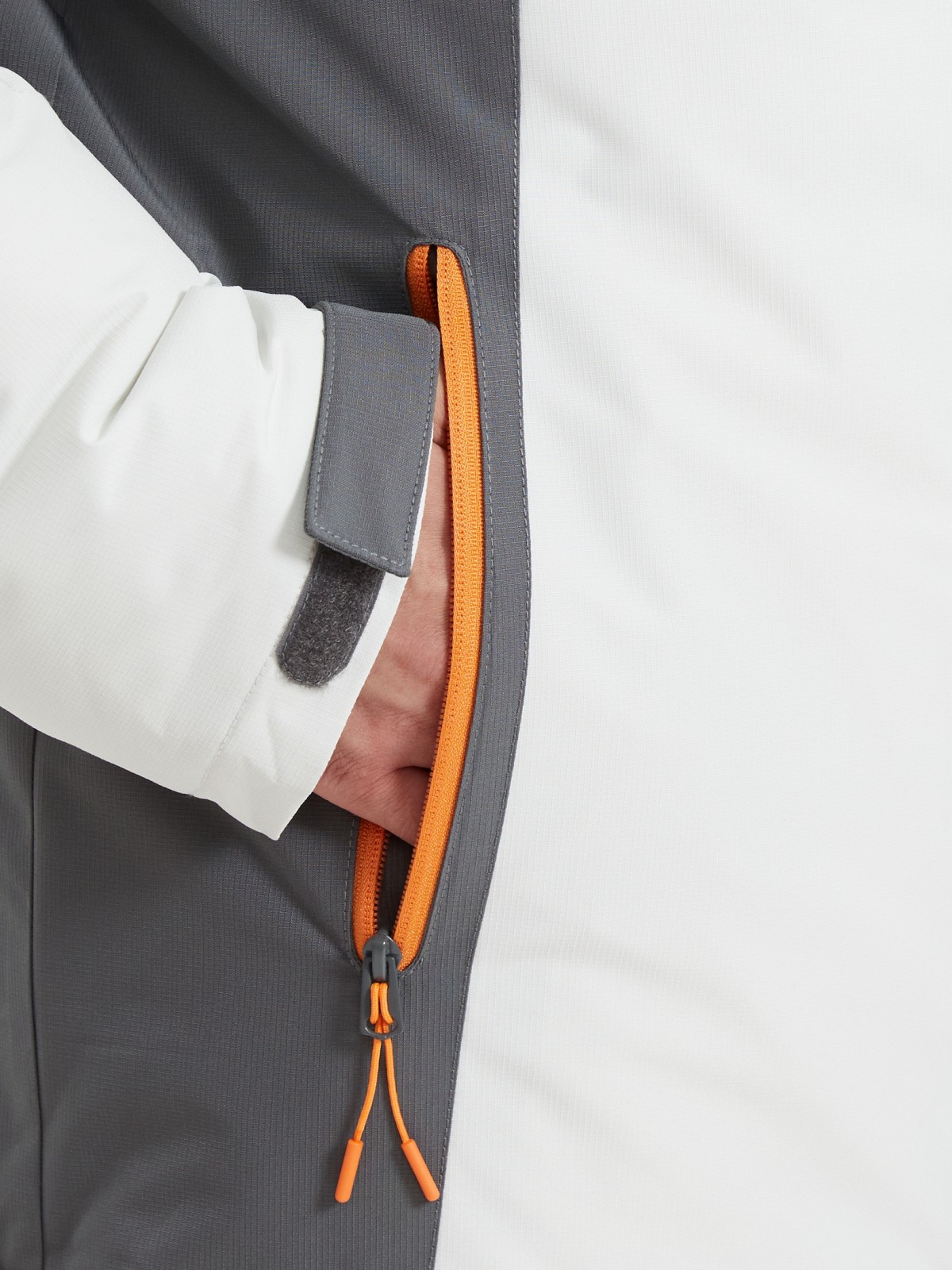 Тёплая куртка на молнии с капюшоном