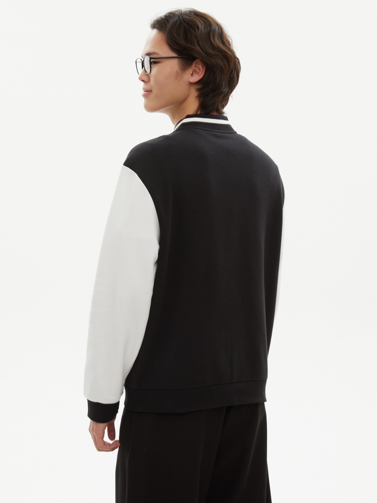 Трикотажный бомбер в колледж-стиле на кнопках