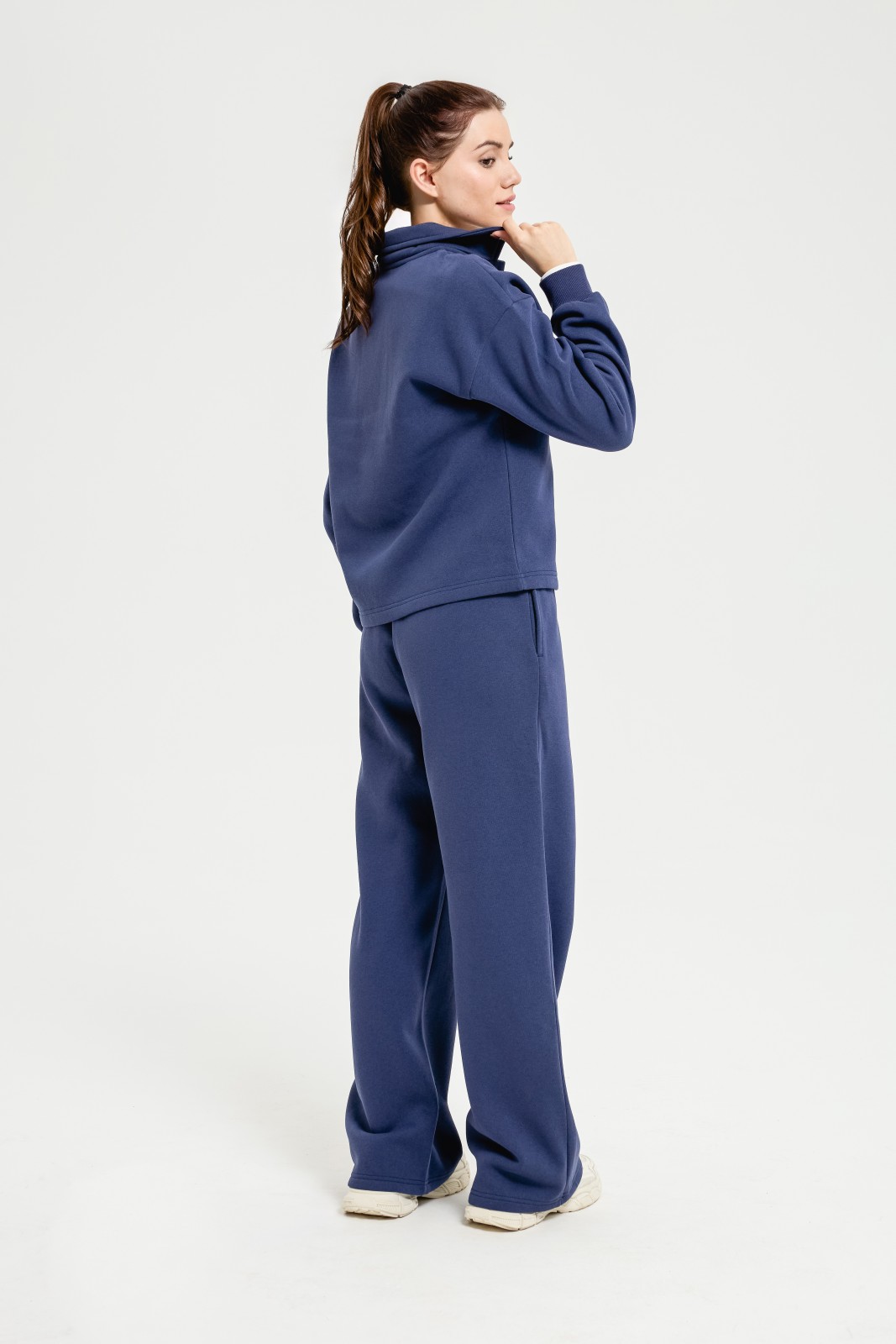 Свитшот с воротником поло