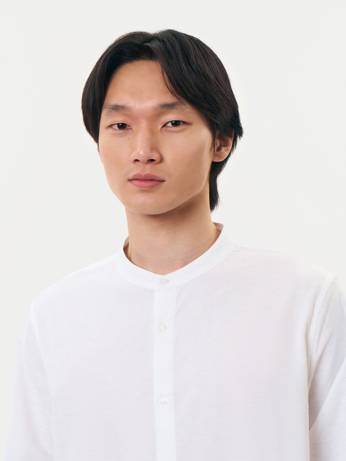 Льняная рубашка с воротником-стойкой