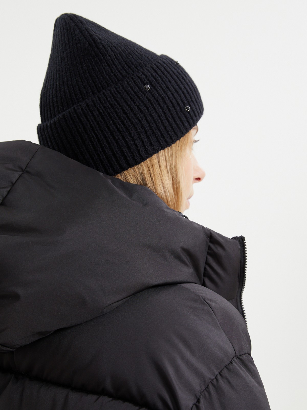 Вязаная шапка-бини со стразами