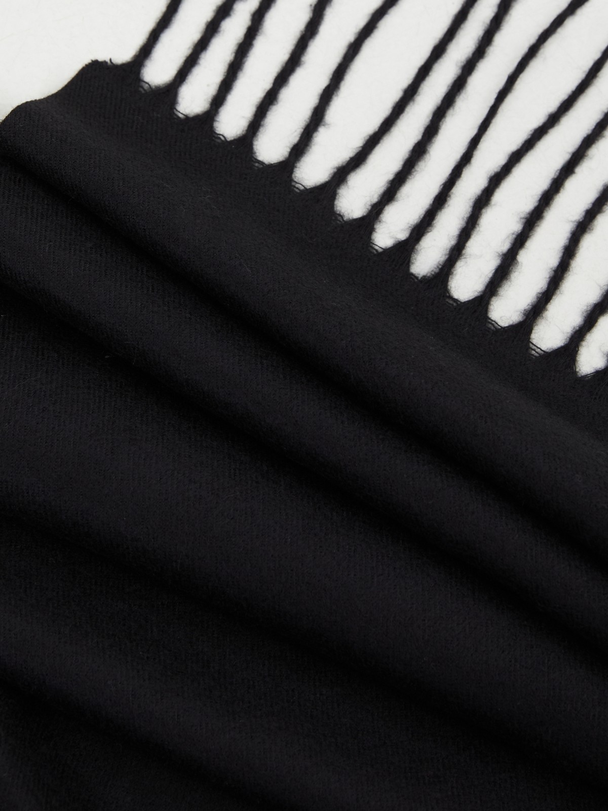 Тканевый шарф с длинной бахромой