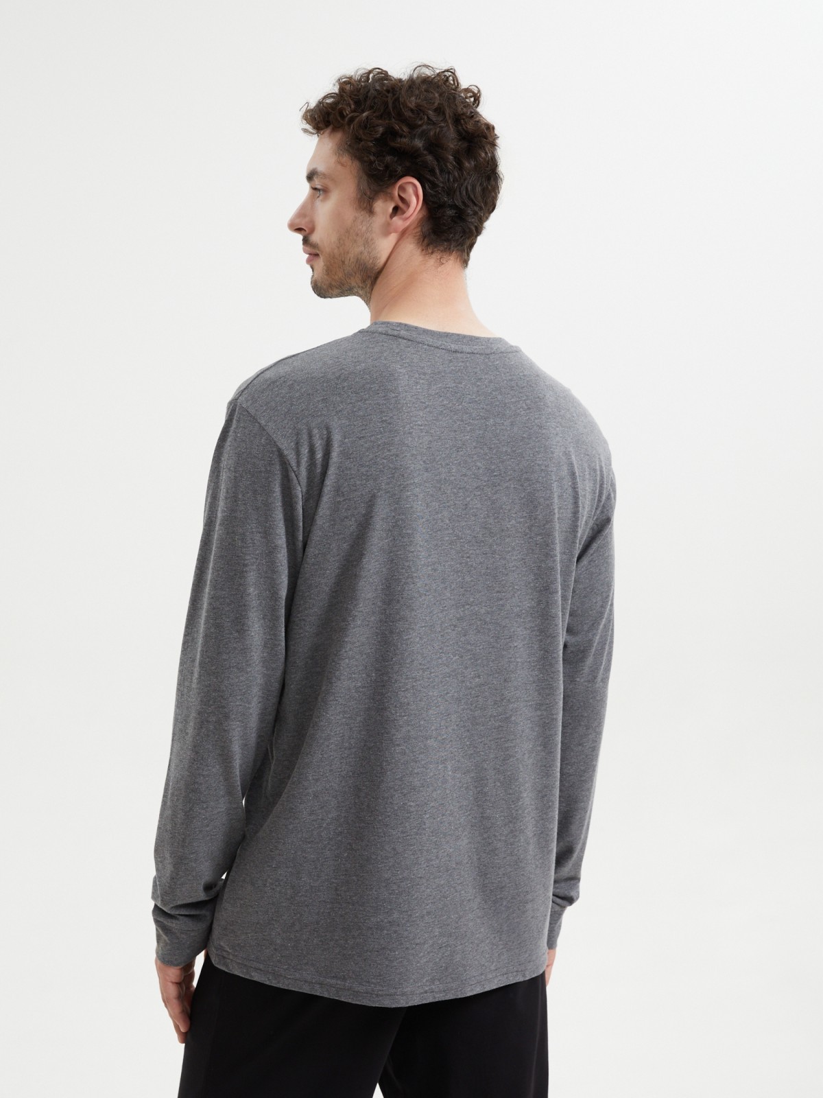 Тонкий трикотажный лонгслив с принтом