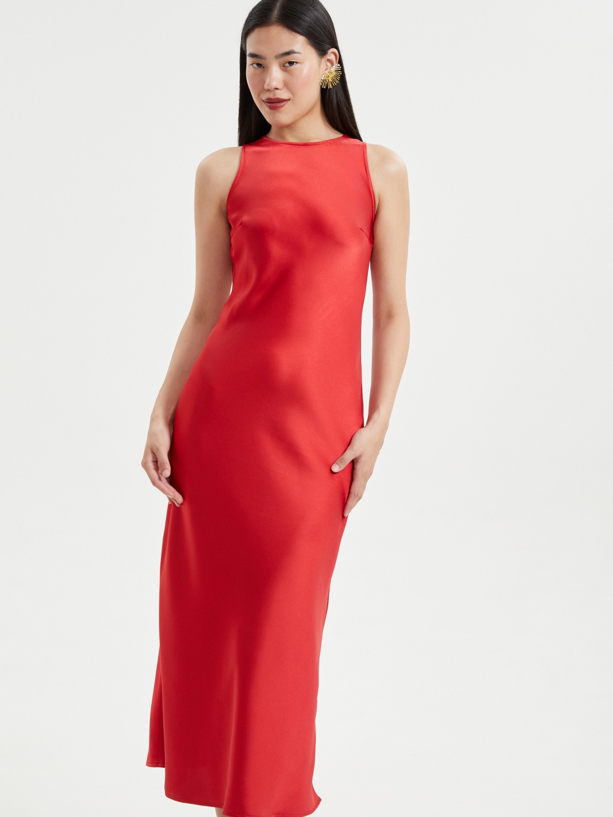 Атласное платье миди без рукавов