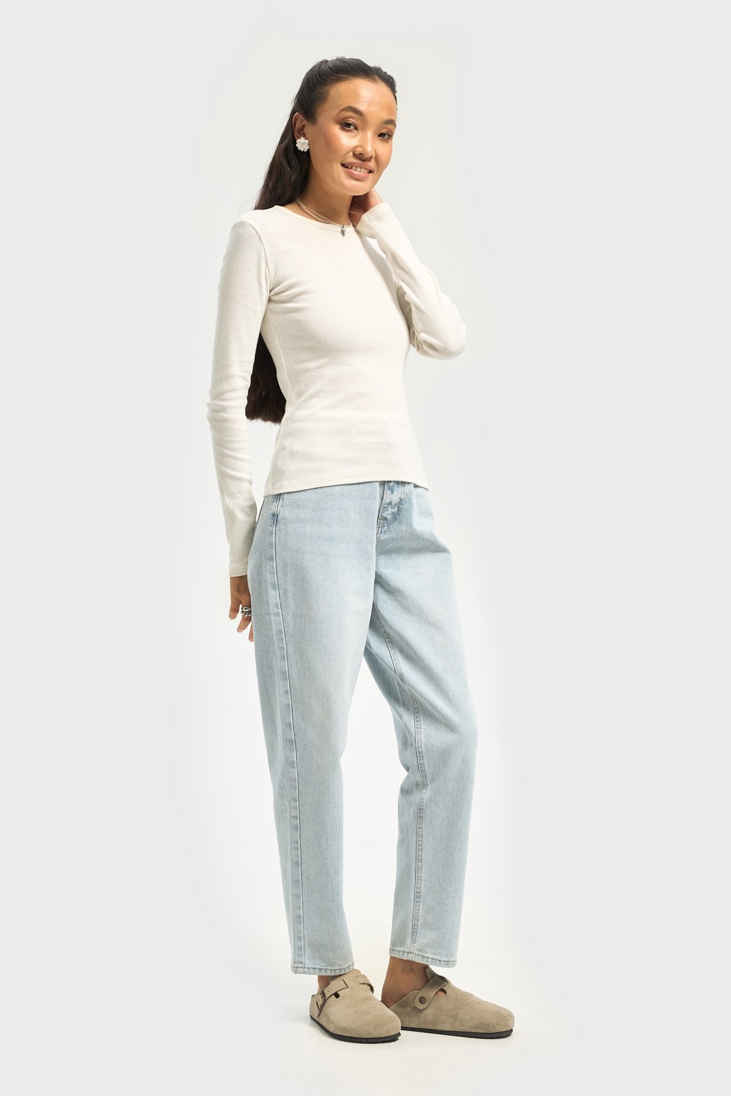 Джинсы силуэта Mom Fit с высокой посадкой