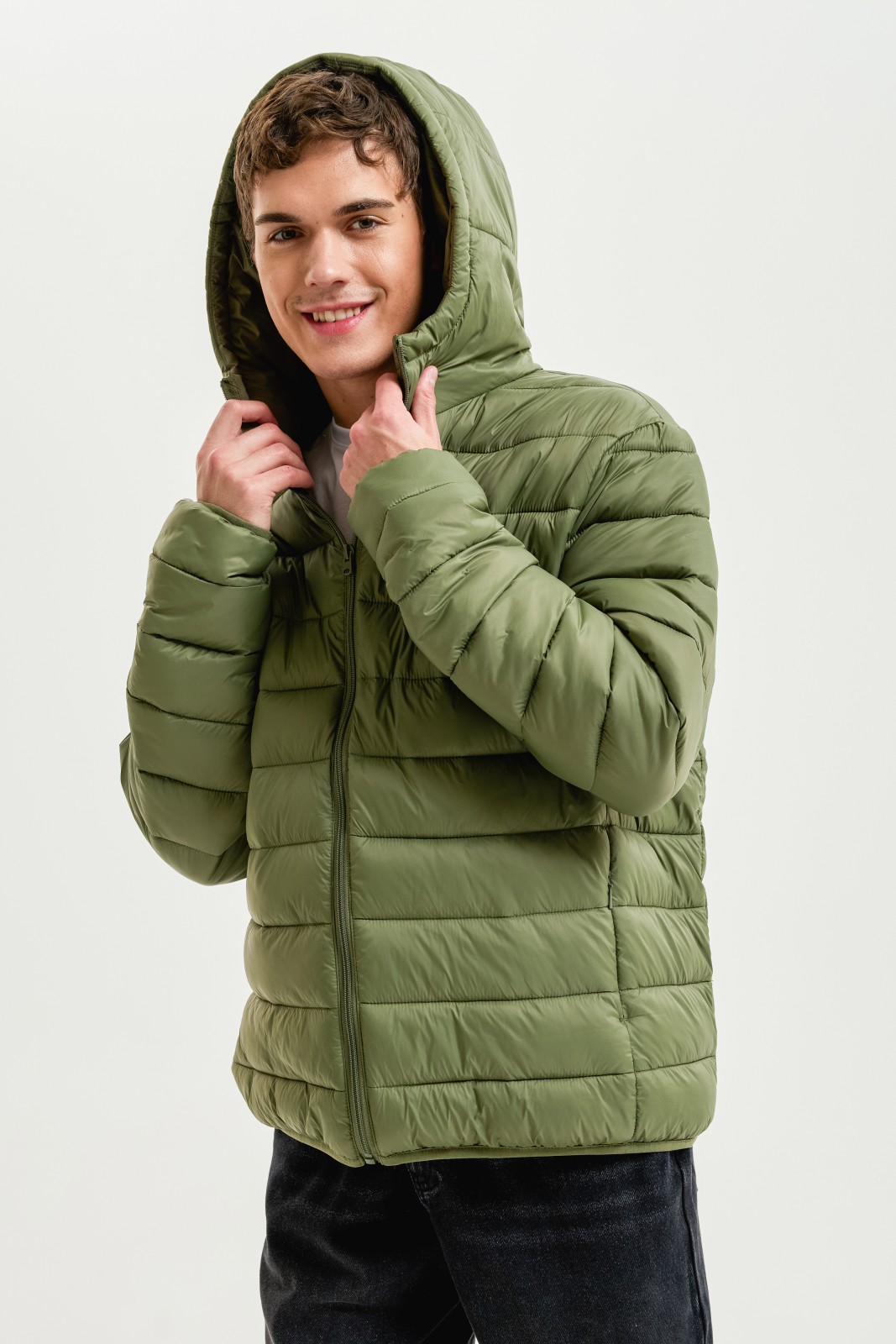 Лёгкая утеплённая стёганая куртка на молнии с капюшоном