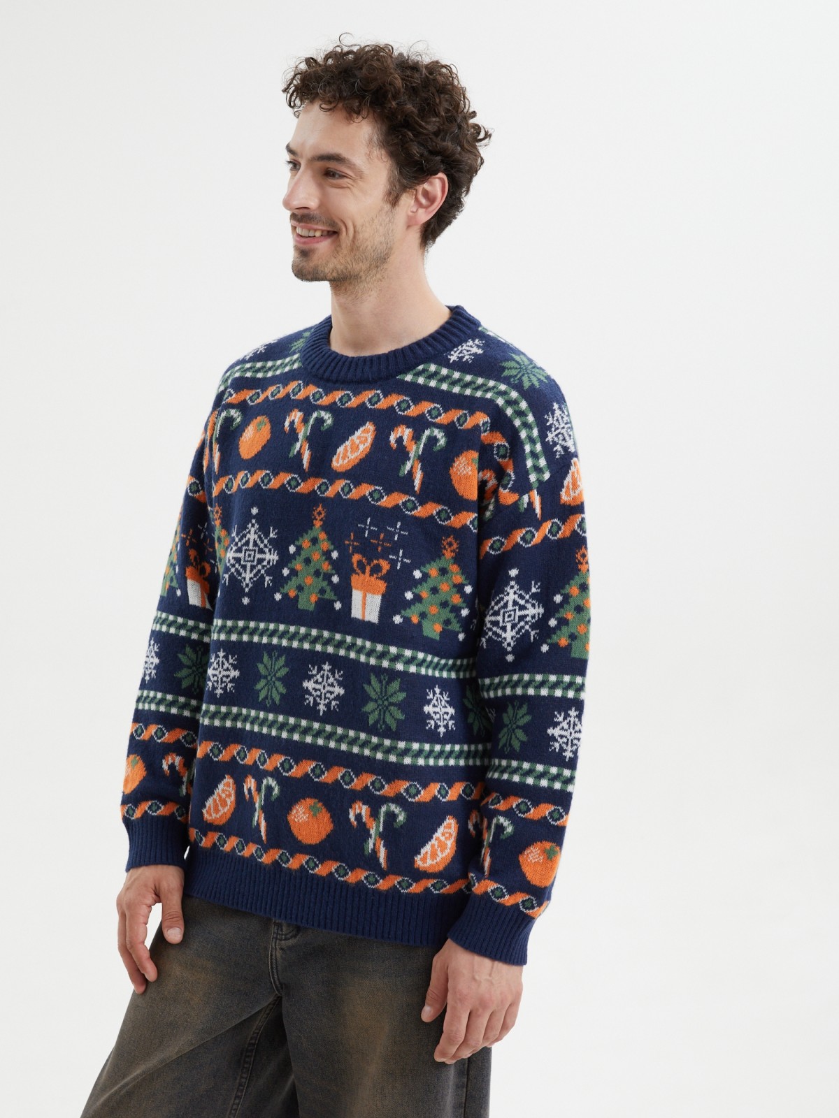 Вязаный джемпер с новогодним узором