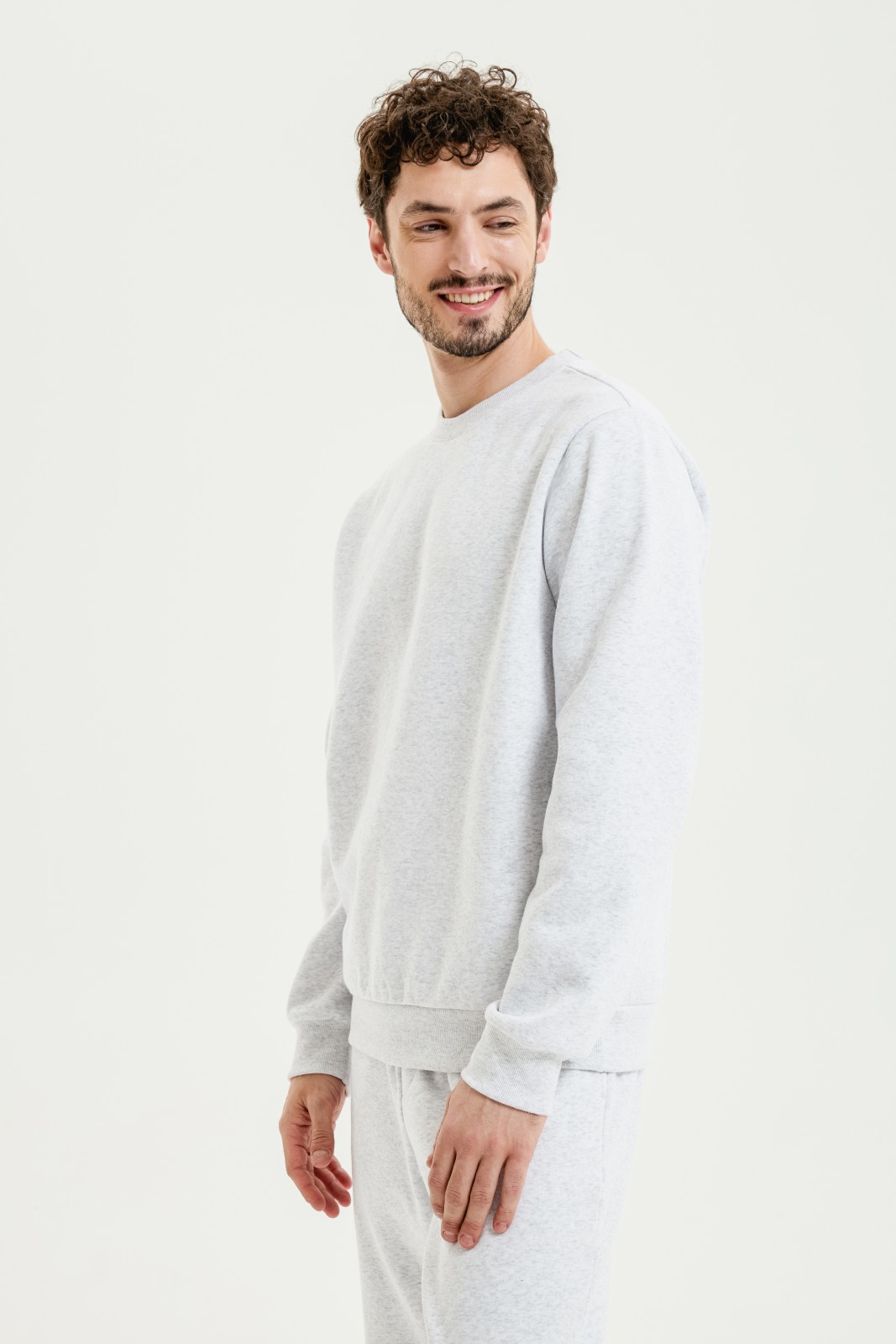 Трикотажный свитшот однотонный