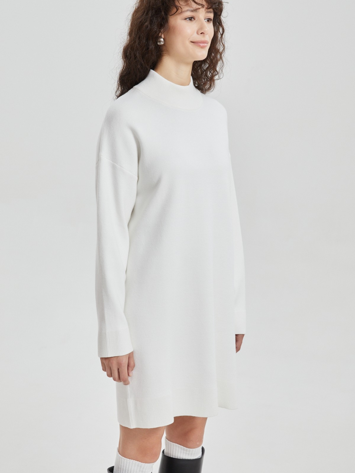 Вязаное платье-свитер с горлом