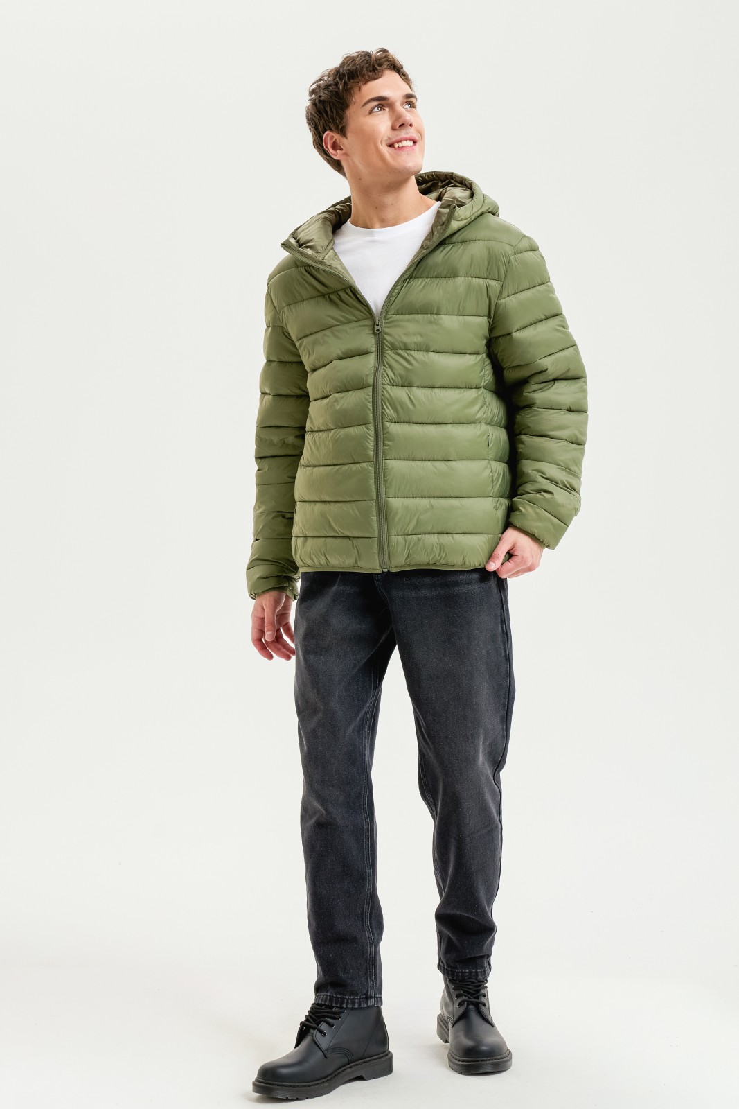 Лёгкая утеплённая стёганая куртка на молнии с капюшоном