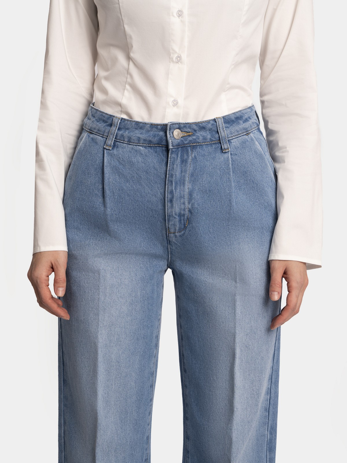 Джинсы силуэта Wide со стрелками