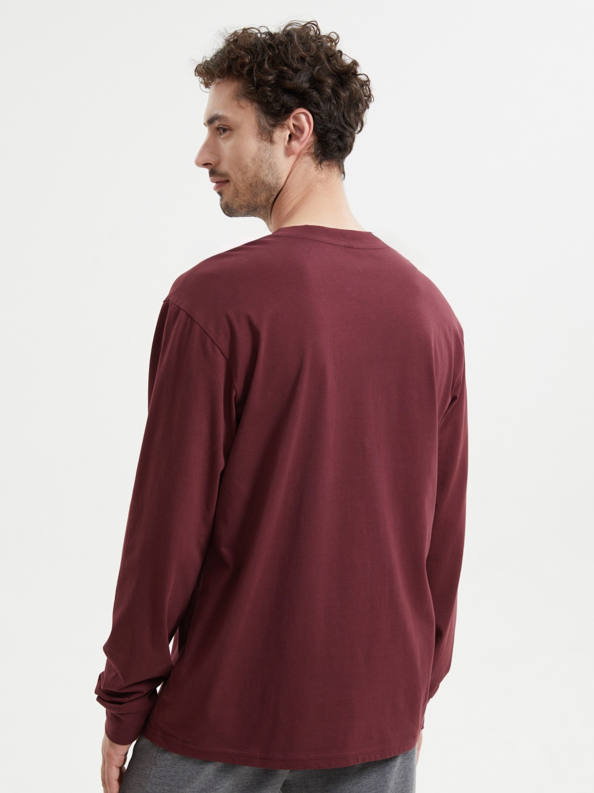 Тонкий трикотажный лонгслив с принтом