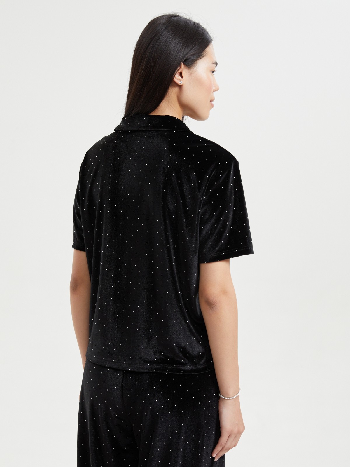 Нарядный бархатный джемпер поло со стразами