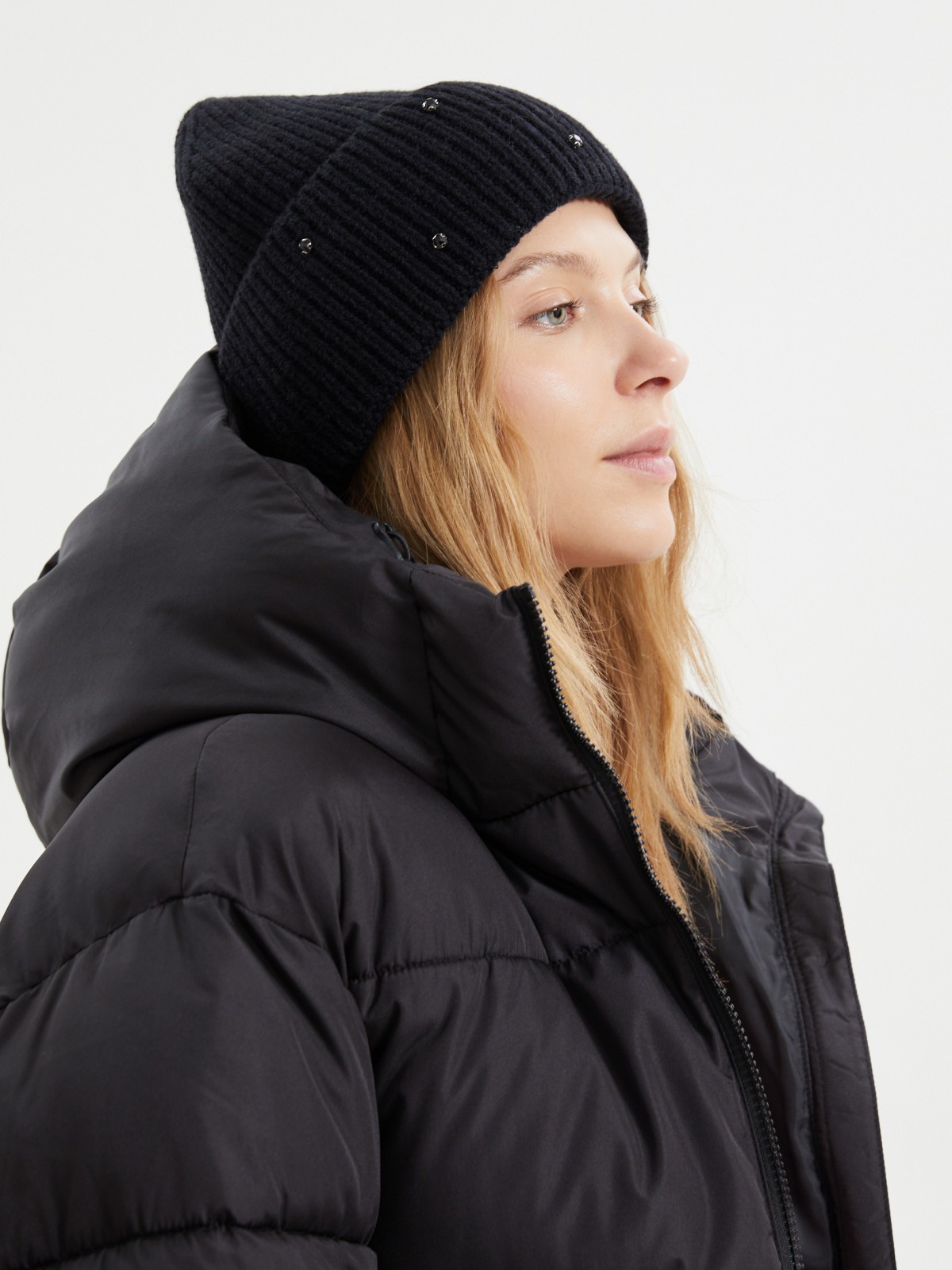 Вязаная шапка-бини со стразами