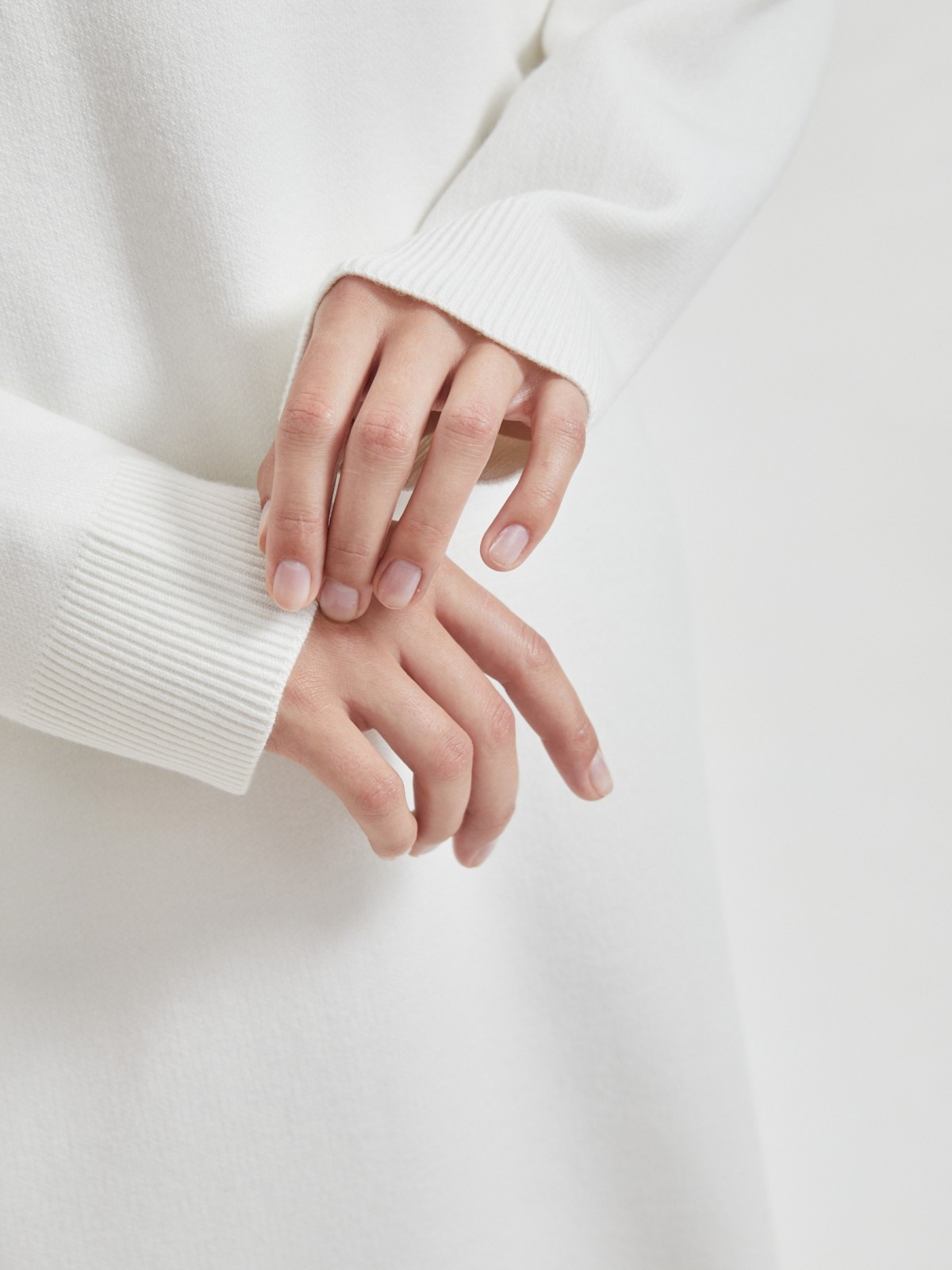 Вязаное платье-свитер с горлом